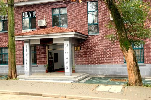 法學(xué)院.jpg 法學(xué)院.jpg