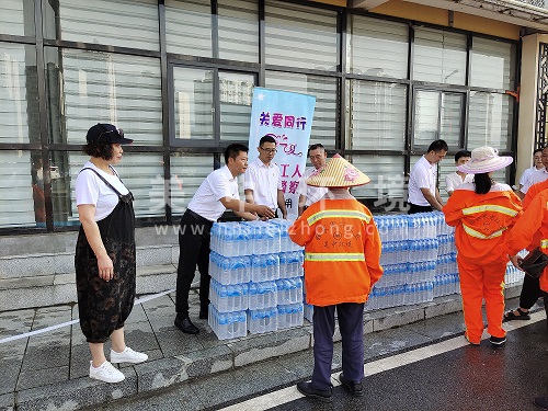 感謝愛心企業(yè)--張家界國際大酒店高書記率領黨員同志們關愛環(huán)衛(wèi)工人，送清涼活動.jpg